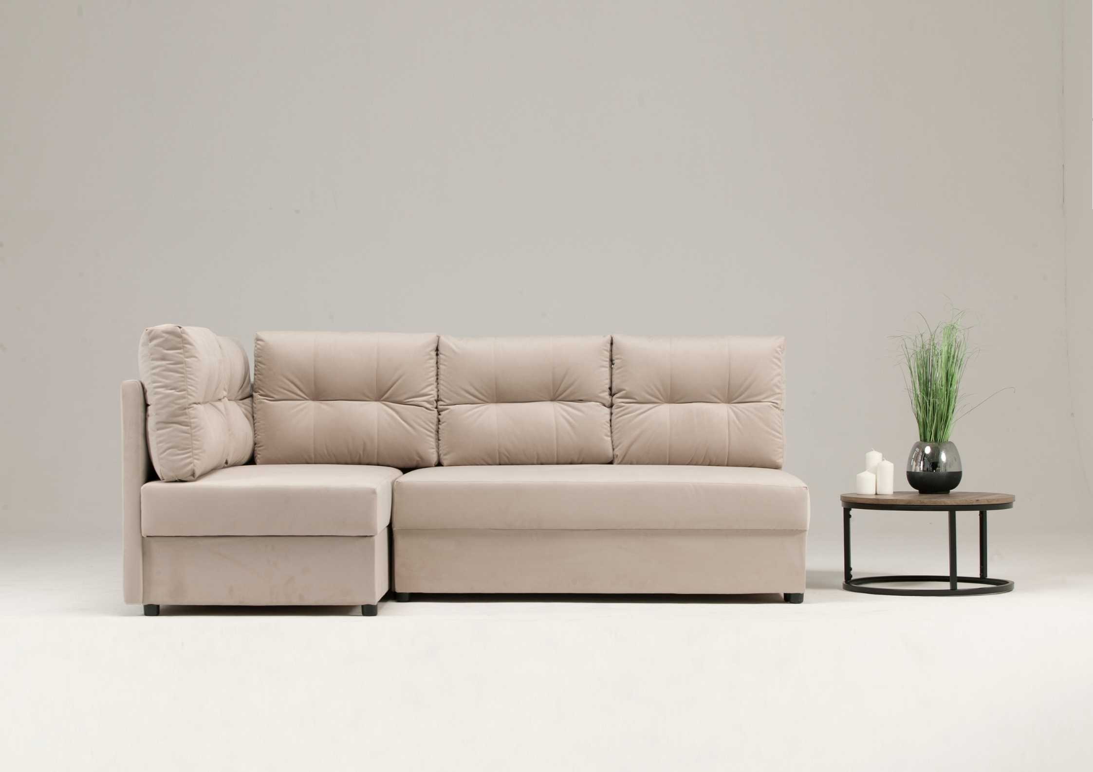 Mały narożnik z pikowanymi poduszkami beżowy